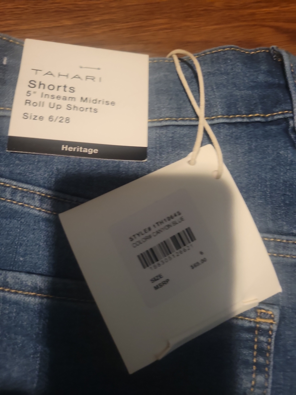 Tahari Light Blue Roll-Up Denim Shorts Sz 6/28 - Picture 3 of 4